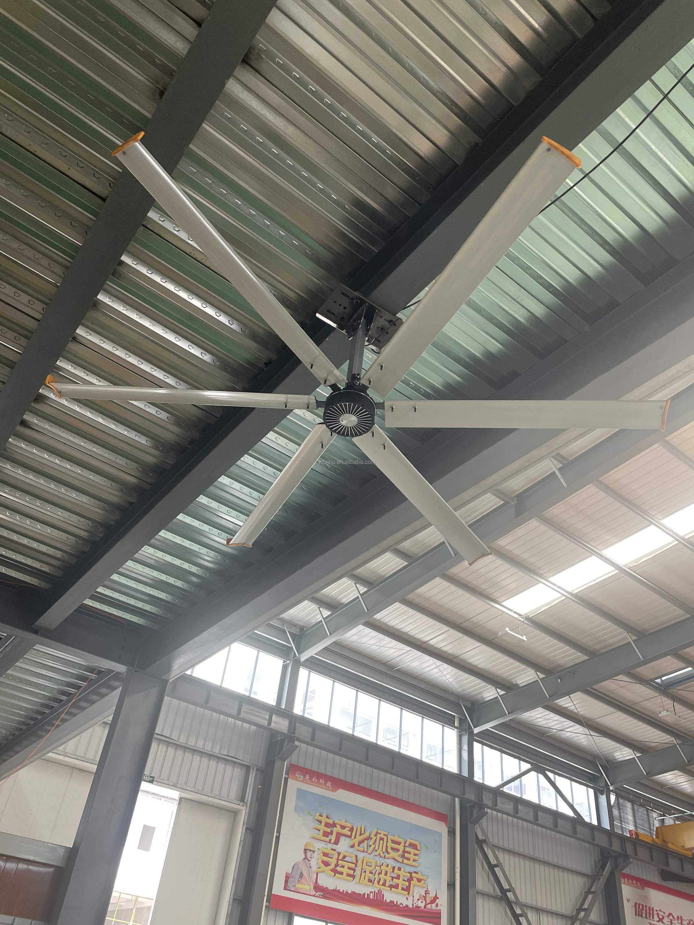 공장 천장에 설치된 JK_WIND 산업용 HVLS 대형 실링팬
